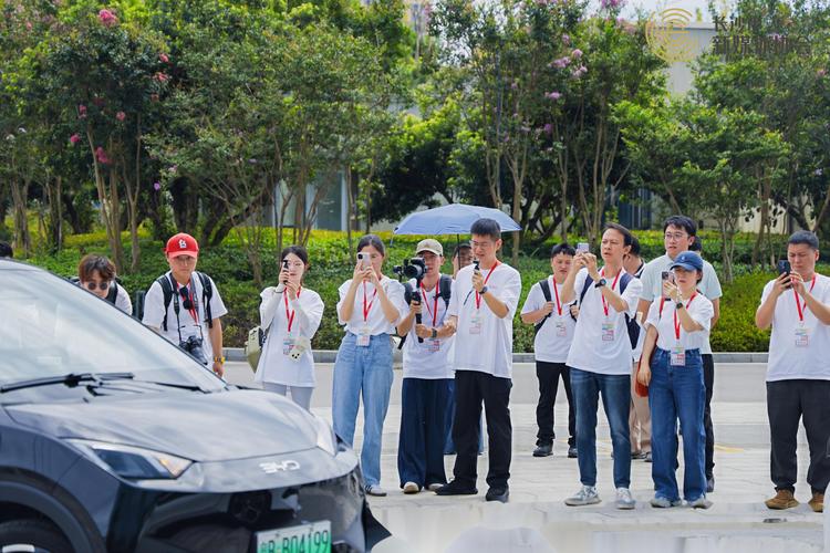 市新媒体协会组织媒体开放日探产活动,带领媒体代表走进比亚迪工厂